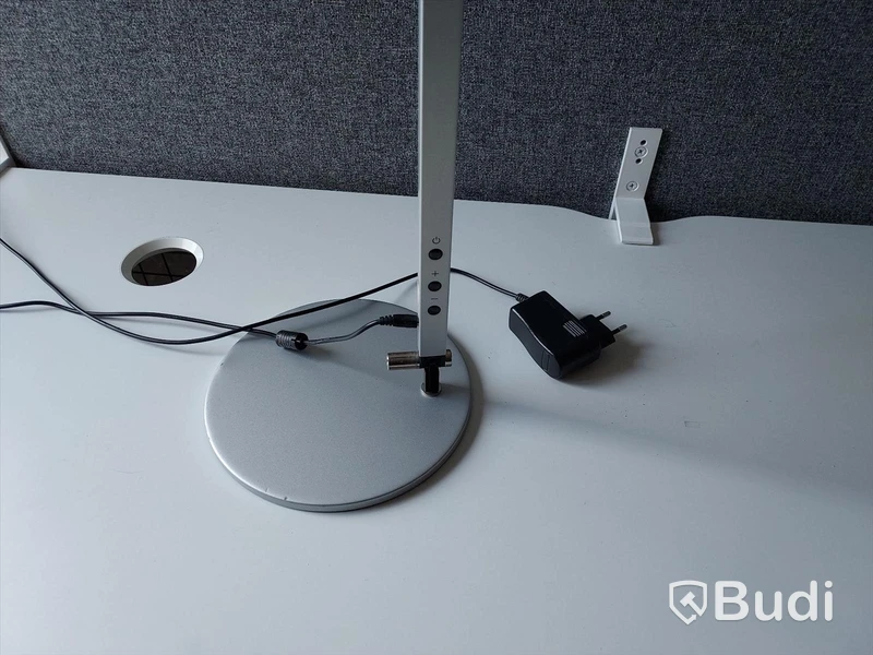 Skrivbord, stol, skåp, lampa