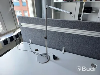 Skrivbord, stol, skåp, lampa