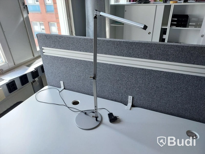Skrivbord, stol, skåp, lampa