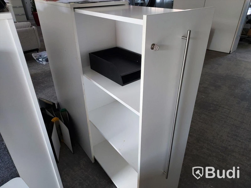Skrivbord, stol, skåp, lampa