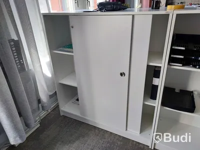 2 st vita hyllor med skjutdörrar, utdragbart skåp med hyllor