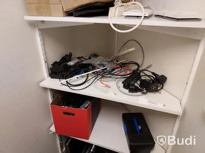 Serverrack med div. delar samt andra it-prylar