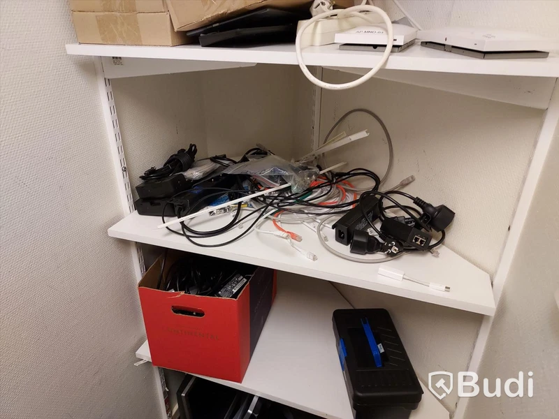 Serverrack med div. delar samt andra it-prylar