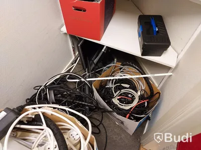 Serverrack med div. delar samt andra it-prylar