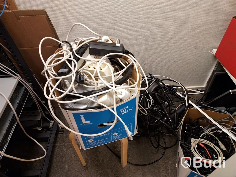 Serverrack med div. delar samt andra it-prylar