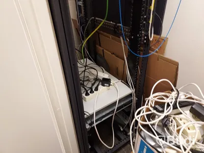 Serverrack med div. delar samt andra it-prylar