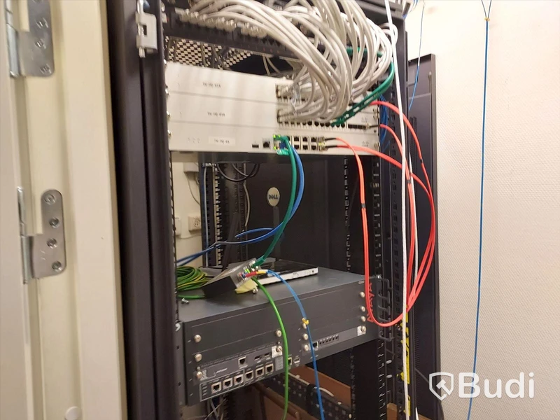 Serverrack med div. delar samt andra it-prylar