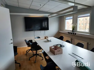 Stort konferensrum bord, stolar, Samsung m.m.