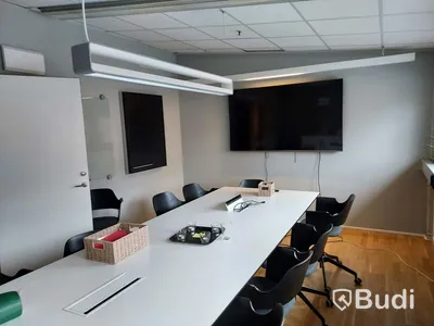 Stort konferensrum bord, stolar, Samsung m.m.