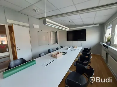 Stort konferensrum bord, stolar, Samsung m.m.