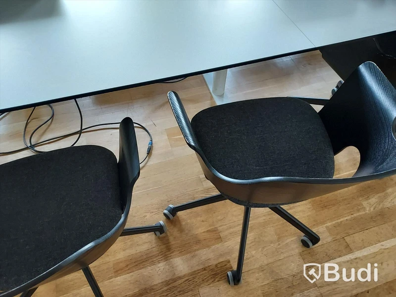Stort konferensrum bord, stolar, Samsung m.m.