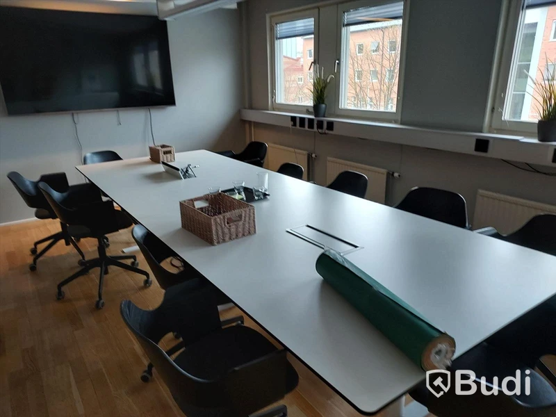 Stort konferensrum bord, stolar, Samsung m.m.