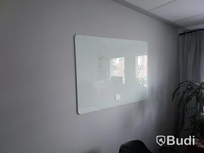 Mindre konferensrum, bord, stolar, whiteboard, dokumentförstörare, bildskärm