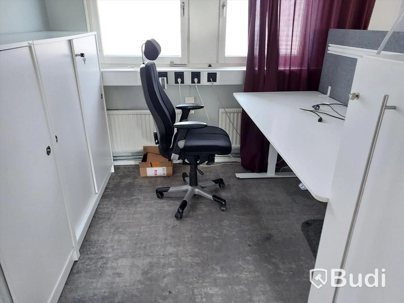 Arbetsplats, vitt elektriskt höj- & sänkbart skrivbord, stol, skåp, ljudavskärmning