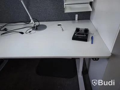 Arbetsplats, vitt elektriskt höj- & sänkbart skrivbord, stol, skåp, ljudavskärmning