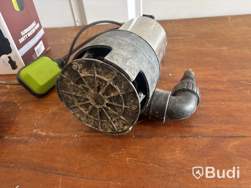 Dränkbar pump och avloppsrensslang