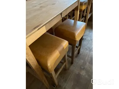 Bord och 4st Pallar