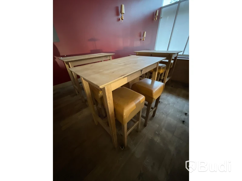 Bord och 4st Pallar