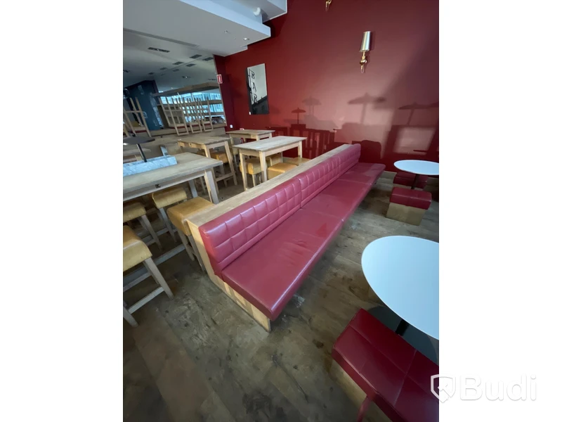 Platsbyggd soffa med röda dynor