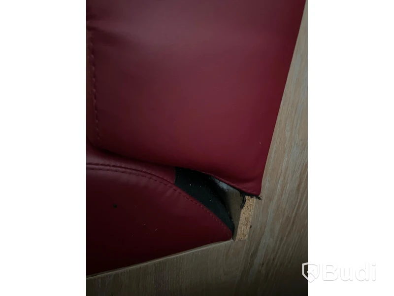 Platsbyggd soffa med röda dynor