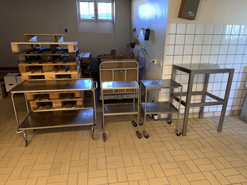 Rostfria vagnar & bänk