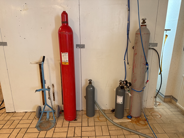 4 st kolsyretuber & kolsyreregulator