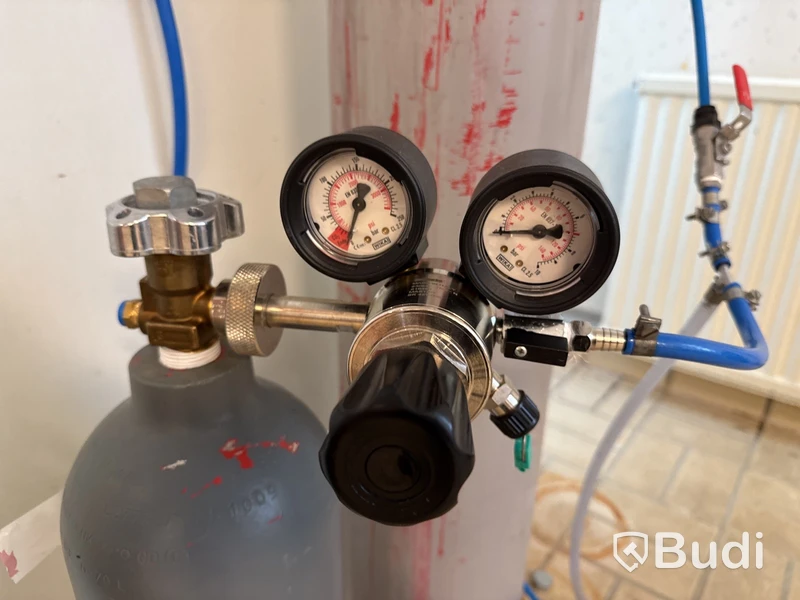 4 st kolsyretuber & kolsyreregulator