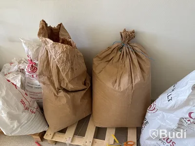 Parti öppnade säckar malt