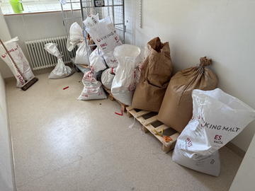 Parti öppnade säckar malt