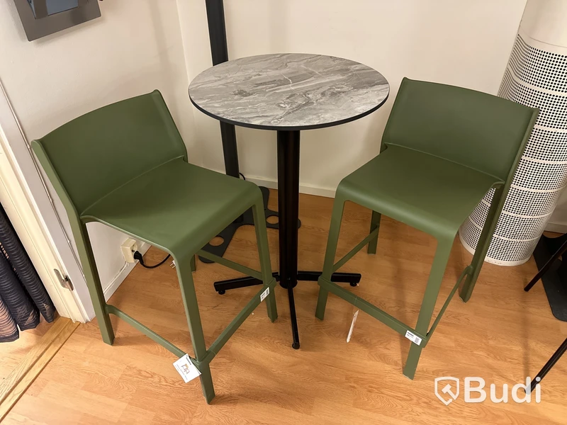 Barbord och 2 st. stolar