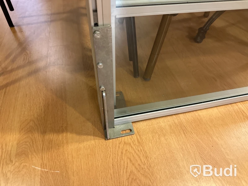 Skiljevägg i glas, Svalson