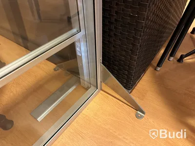 Skiljevägg i glas, Svalson