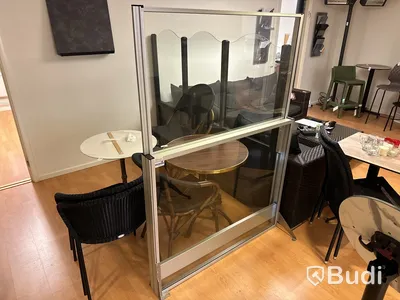 Skiljevägg i glas, Svalson