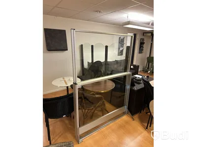 Skiljevägg i glas, Svalson