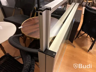Skiljevägg i glas, Svalson
