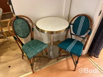 Bord och 2 st. stolar samt extra bordskiva