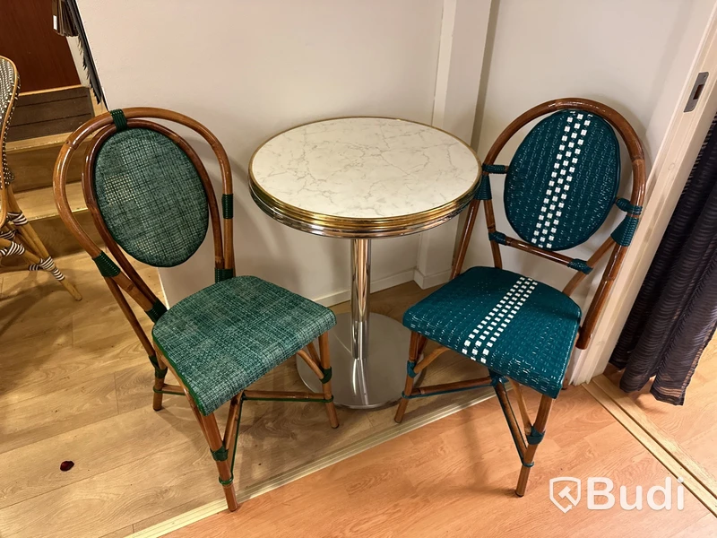 Bord och 2 st. stolar samt extra bordskiva