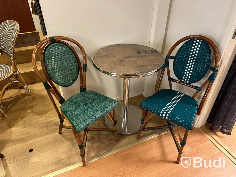 Bord och 2 st. stolar samt extra bordskiva