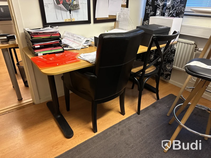 Skrivbord och 2 st. stolar