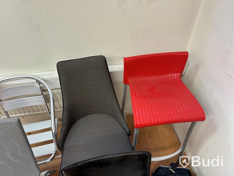 Diverse stolar och ett bordstativ