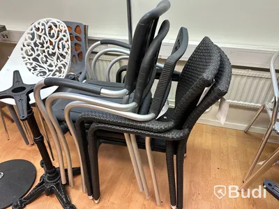 Diverse stolar, ett bordstativ och 2 st. stolpar