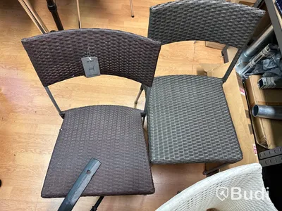 Diverse stolar och ett bordstativ