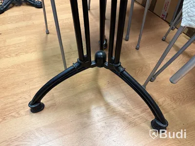 Diverse stolar och ett bordstativ