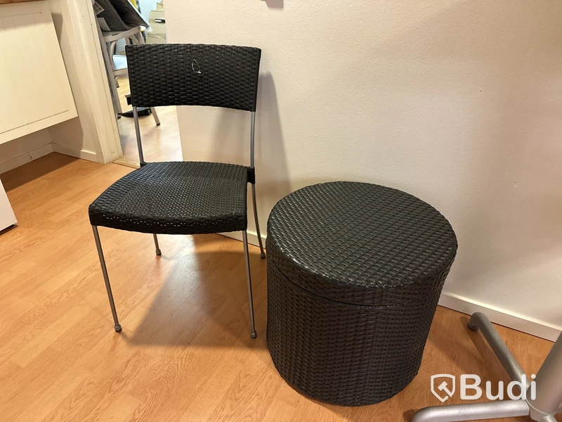 Stol och sidobord med förvaring