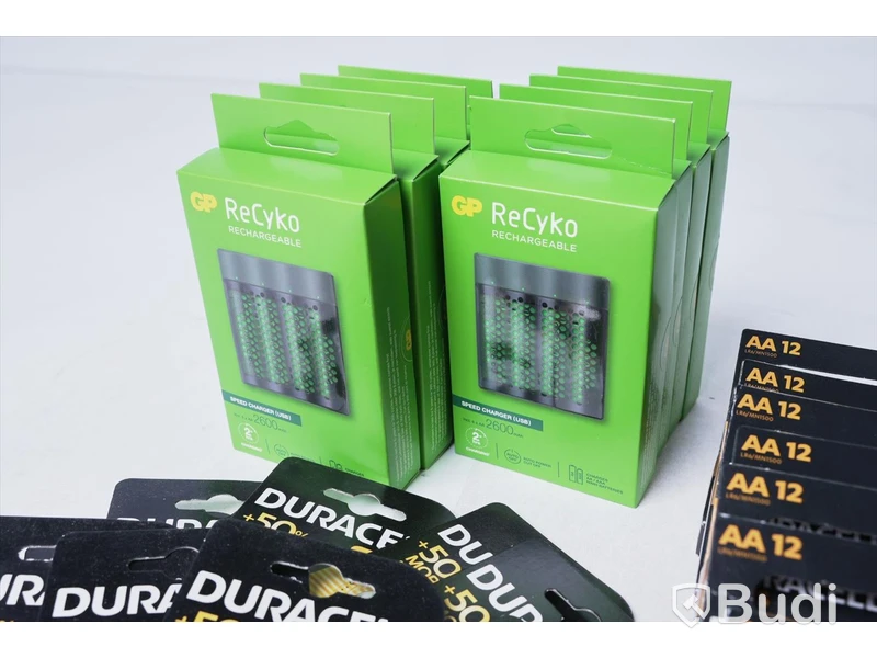 Paket med div batterier - GP ReCyko och Duracell. Totalt nypris ca. 5200 kr. Nya.