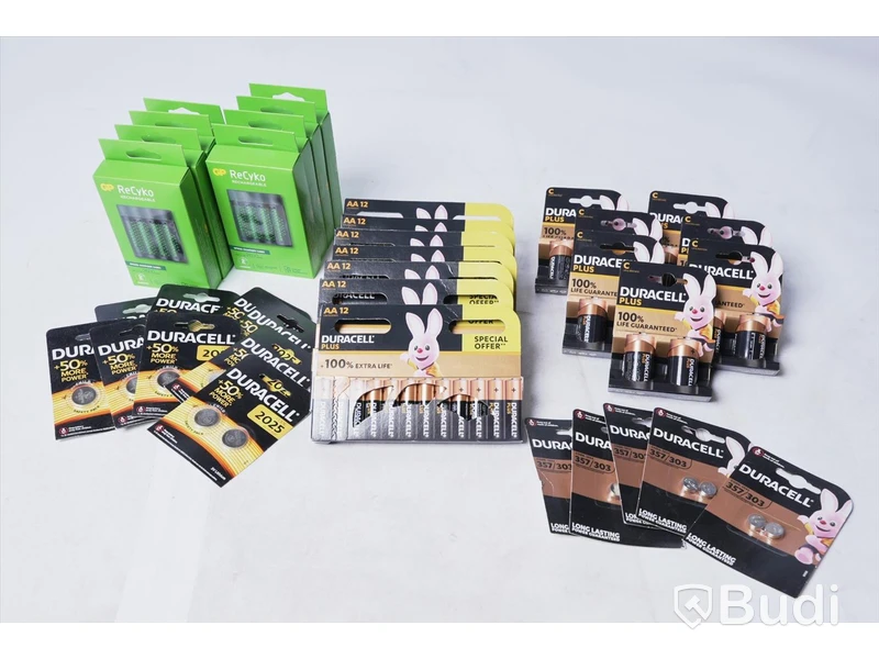 Paket med div batterier - GP ReCyko och Duracell. Totalt nypris ca. 5200 kr. Nya.