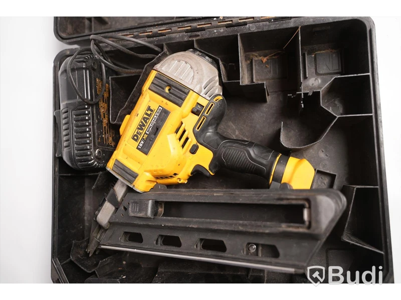 Ankarspikpistol DeWALT DCN690 inklusive laddare och väska, ej funktionstestad.