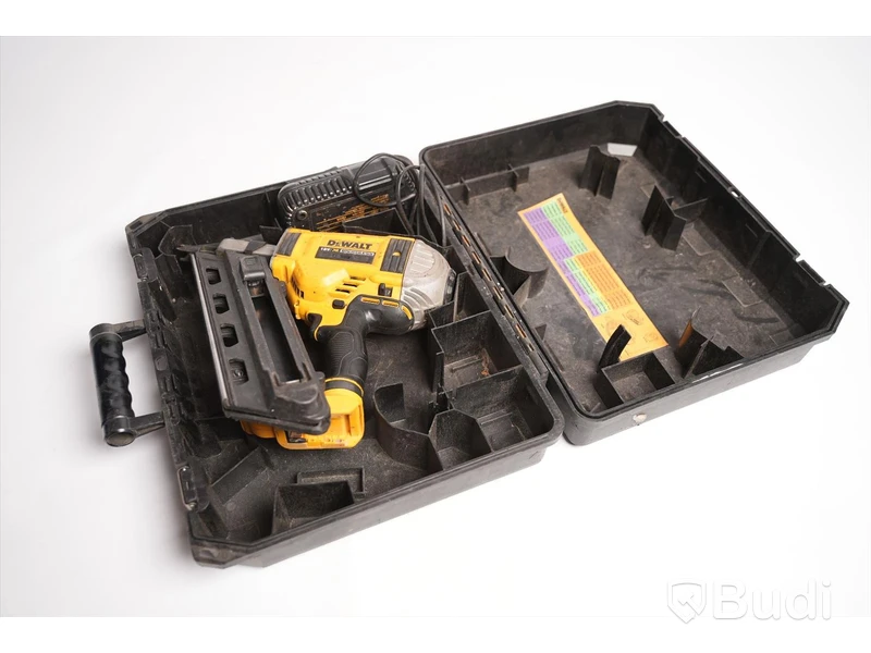 Ankarspikpistol DeWALT DCN690 inklusive laddare och väska, ej funktionstestad.