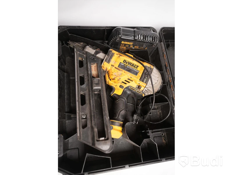 Ankarspikpistol DeWALT DCN690 inklusive laddare och väska, ej funktionstestad.