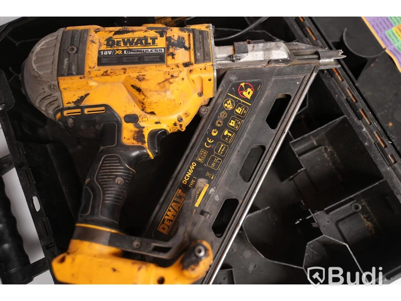 Ankarspikpistol DeWALT DCN690 inklusive laddare och väska, ej funktionstestad.
